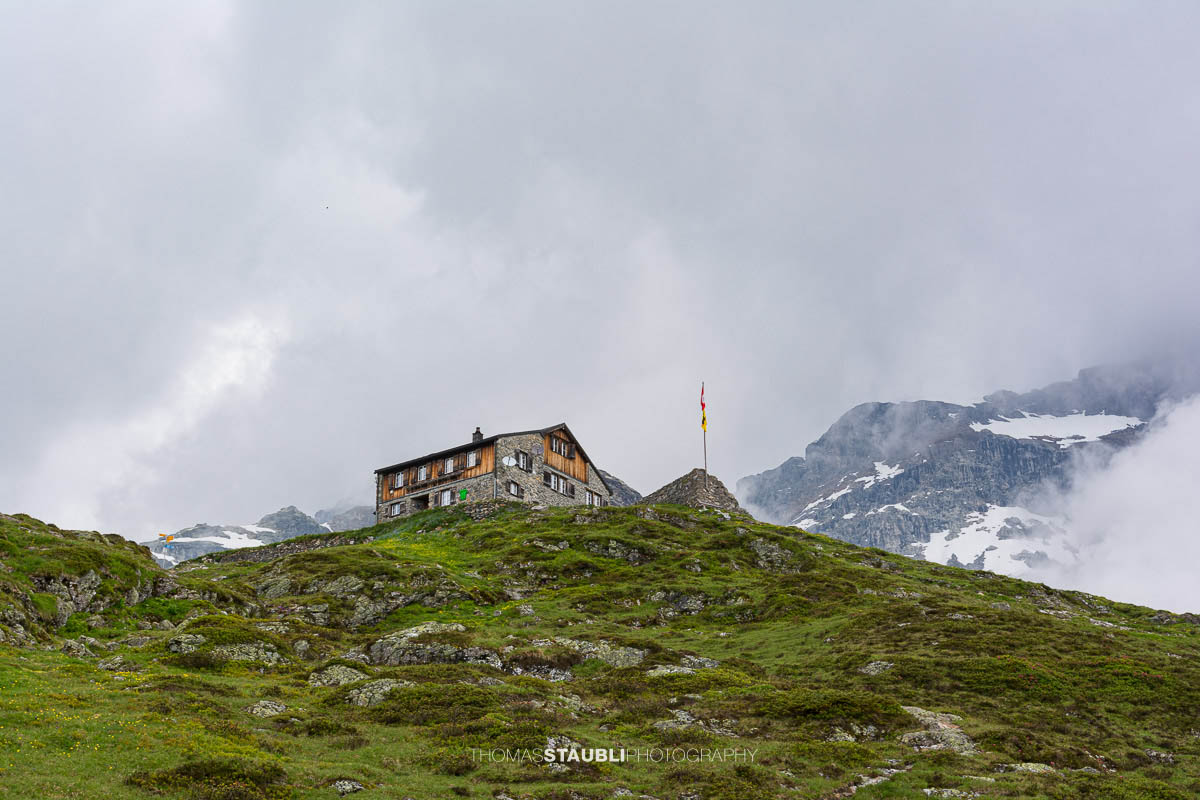 Blick hinauf zur Windgällenhütte im wolkenverhangenem Maderanertal