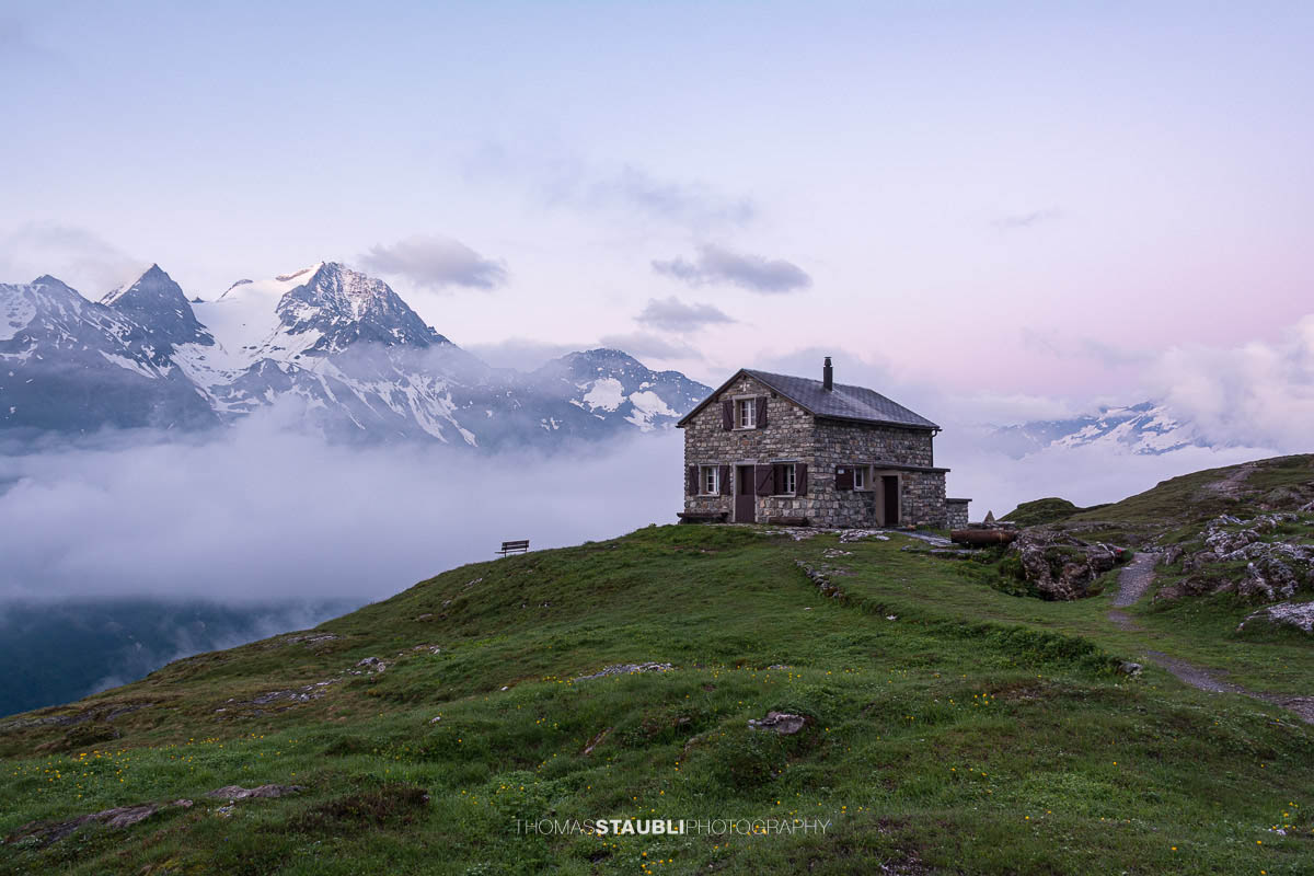 Berghütte auf den Golzeralpen oberhalb des Maderanertals vor der eindrucksvollen Bergkulisse der Urner Alpen.