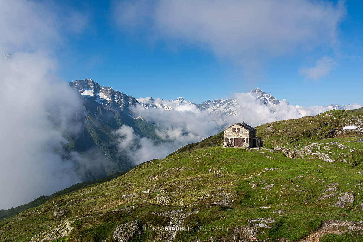 Berghütte auf den Golzeralpen oberhalb des Maderanertals vor der eindrucksvollen Bergkulisse der Urner Alpen.