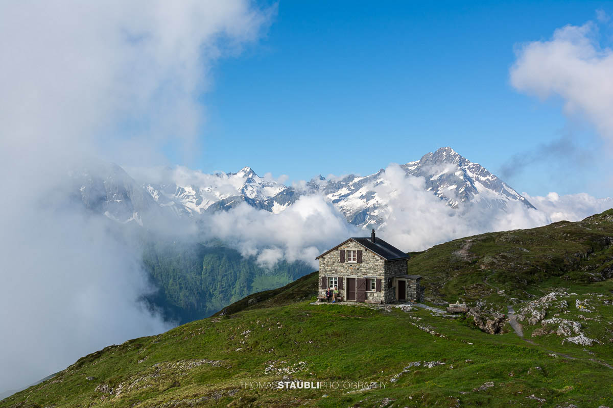 Berghütte auf den Golzeralpen oberhalb des Maderanertals vor der eindrucksvollen Bergkulisse der Urner Alpen.