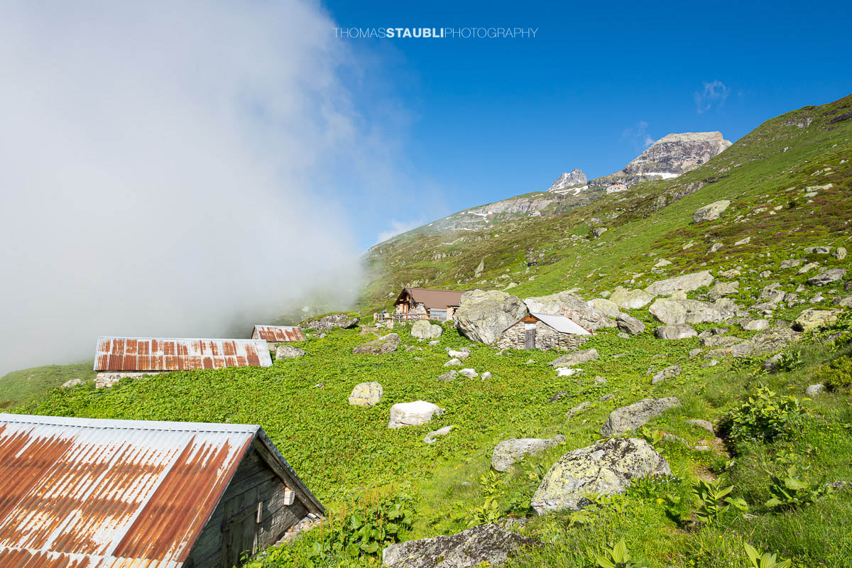 Wolken und Nebel ziehen über die Golzeralpen im Maderanertal