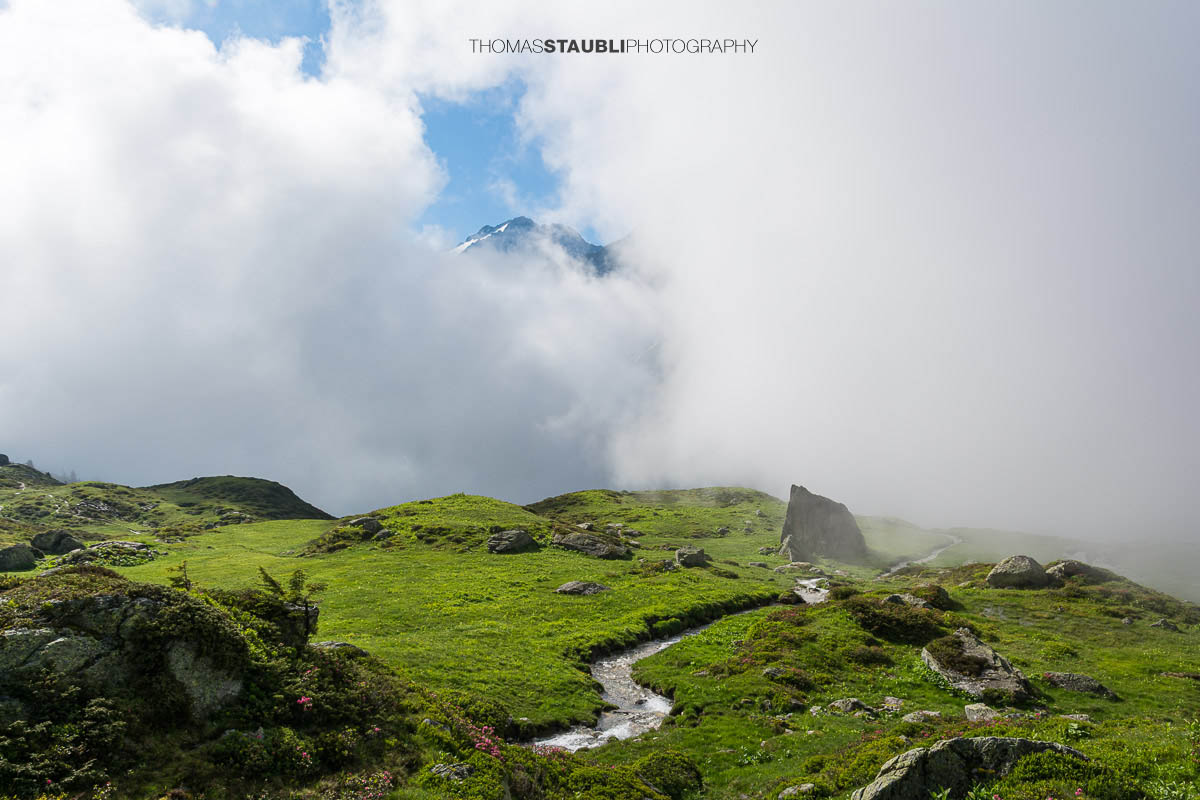 Wolken und Nebel ziehen über die Golzeralpen im Maderanertal