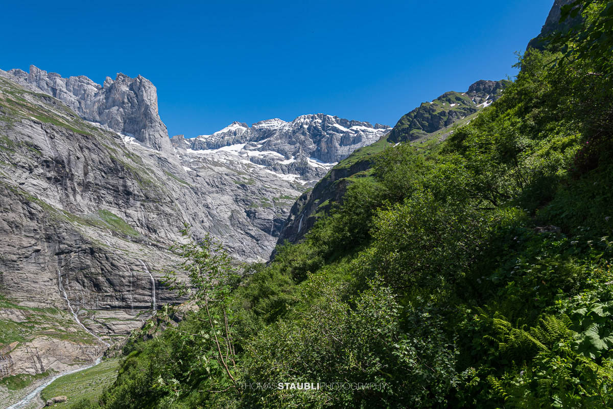 Blick ins hintere Maderanertal mit steilen Felswänden, Wasserfällen, Gletschern und grünen Berghängen im Kanton Uri.