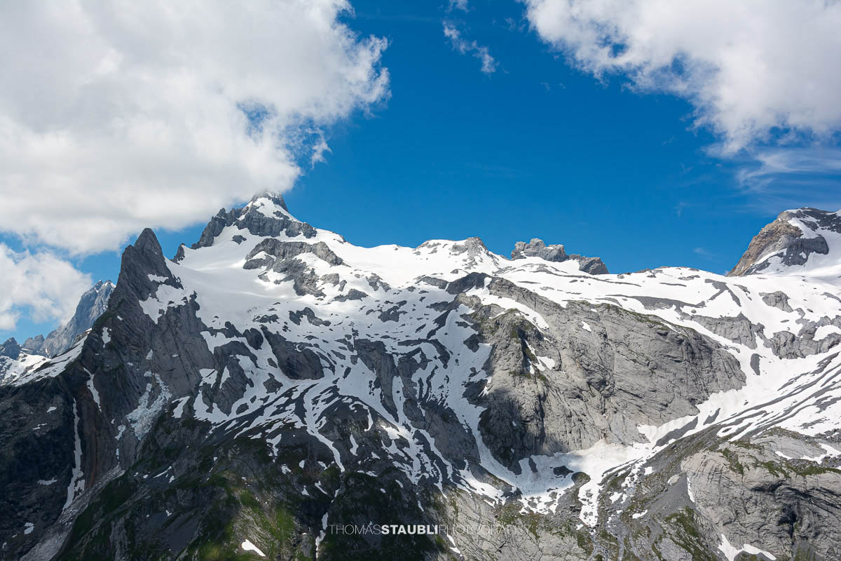 Blick von der Hüfihütte im Maderanertal zum Gross Ruchen mit Schneefeldern, Felsgipfeln und Wolken über den Urner Alpen.
