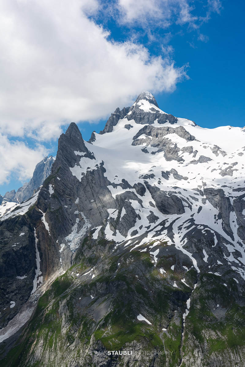 Blick von der Hüfihütte im Maderanertal zum Gross Ruchen mit Schneefeldern, Felsgipfeln und Wolken über den Urner Alpen.