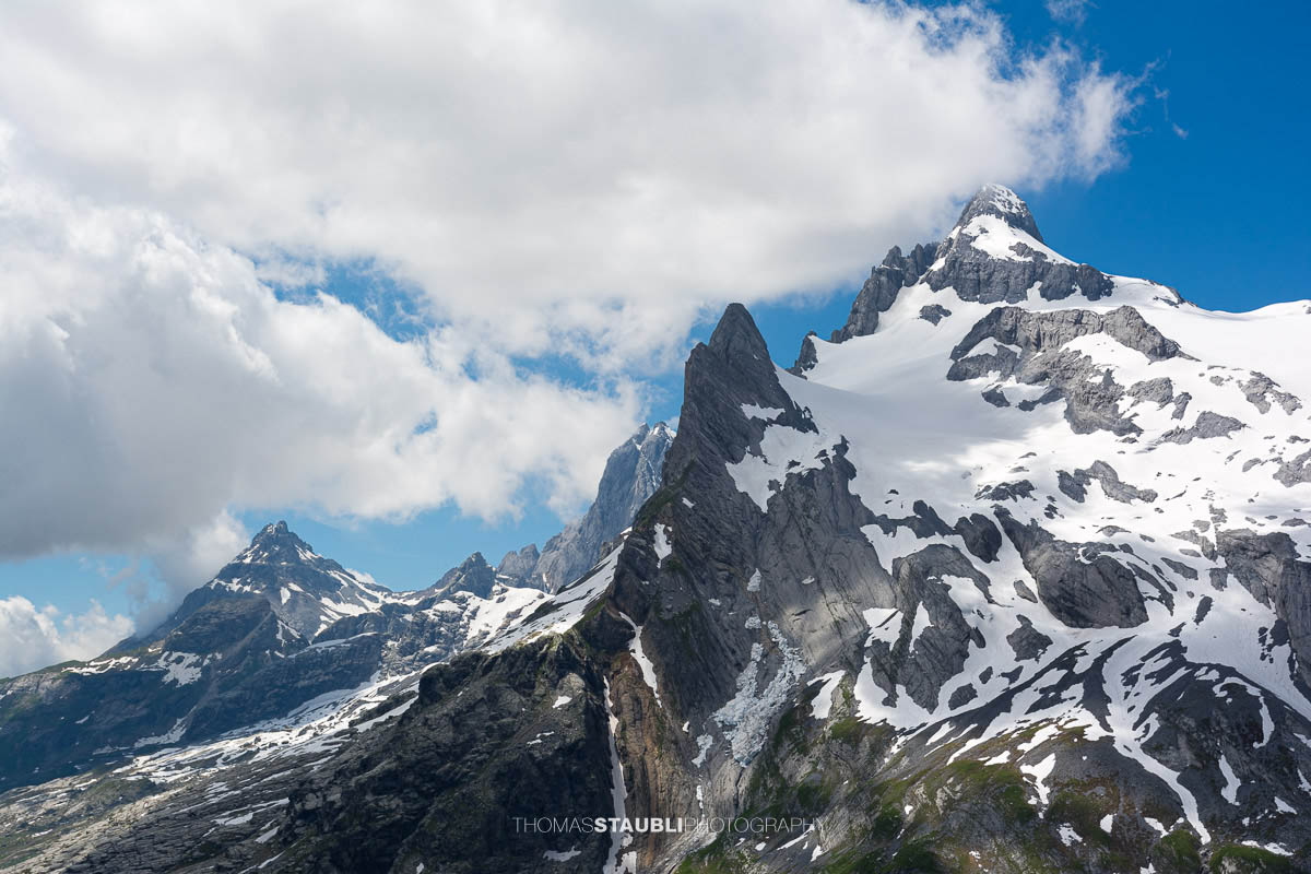 Blick von der Hüfihütte im Maderanertal zum Gross Ruchen mit Schneefeldern, Felsgipfeln und Wolken über den Urner Alpen.