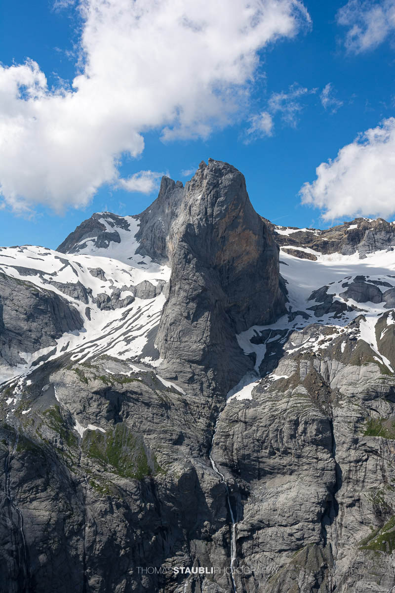 Chalch Schijen im Maderanertal mit Schneefeldern und Felswänden unter blauem Himmel.