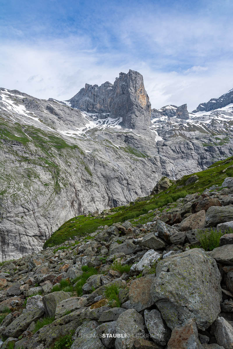 Blick zum Chalch Schijen im Maderanertal mit Felsblöcken, Farnen und schroffen Kalkwänden der Urner Alpen.