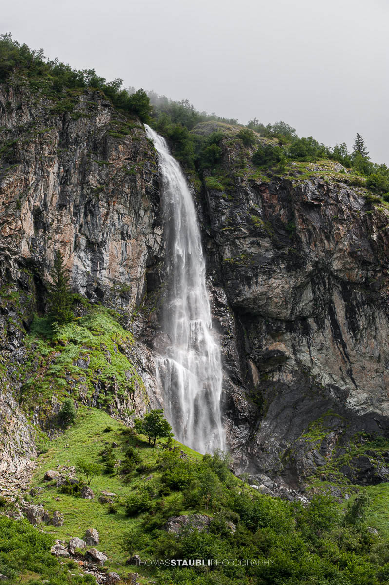 Hoher Wasserfall stürzt über eine Felswand im Maderanertal im Kanton Uri.