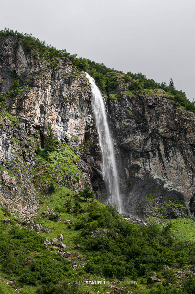 Hoher Wasserfall stürzt über eine Felswand im Maderanertal im Kanton Uri.
