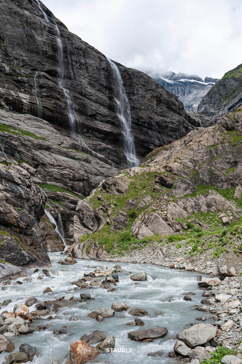 Chärstelenbach vor den Wasserfällen und Gipfeln des hinteren Maderanertals.
