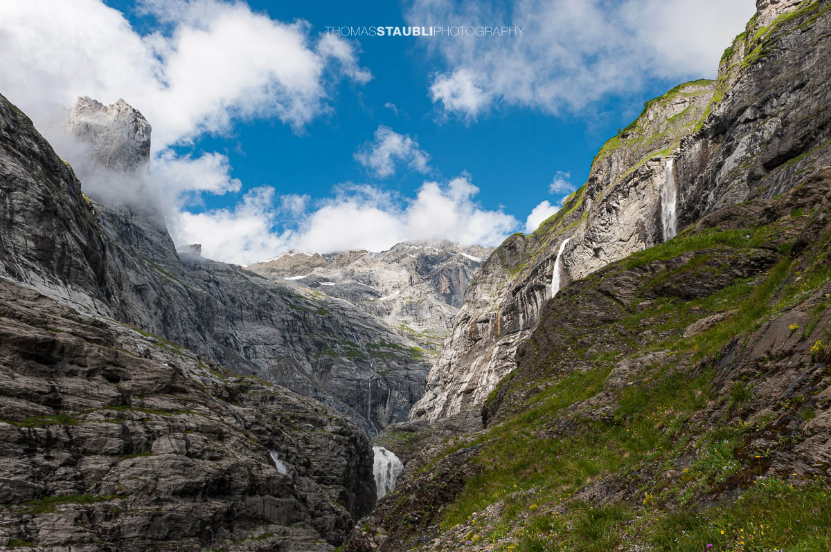 Wasserfälle im Maderanertal vor steilen Felswänden und alpiner Berglandschaft.