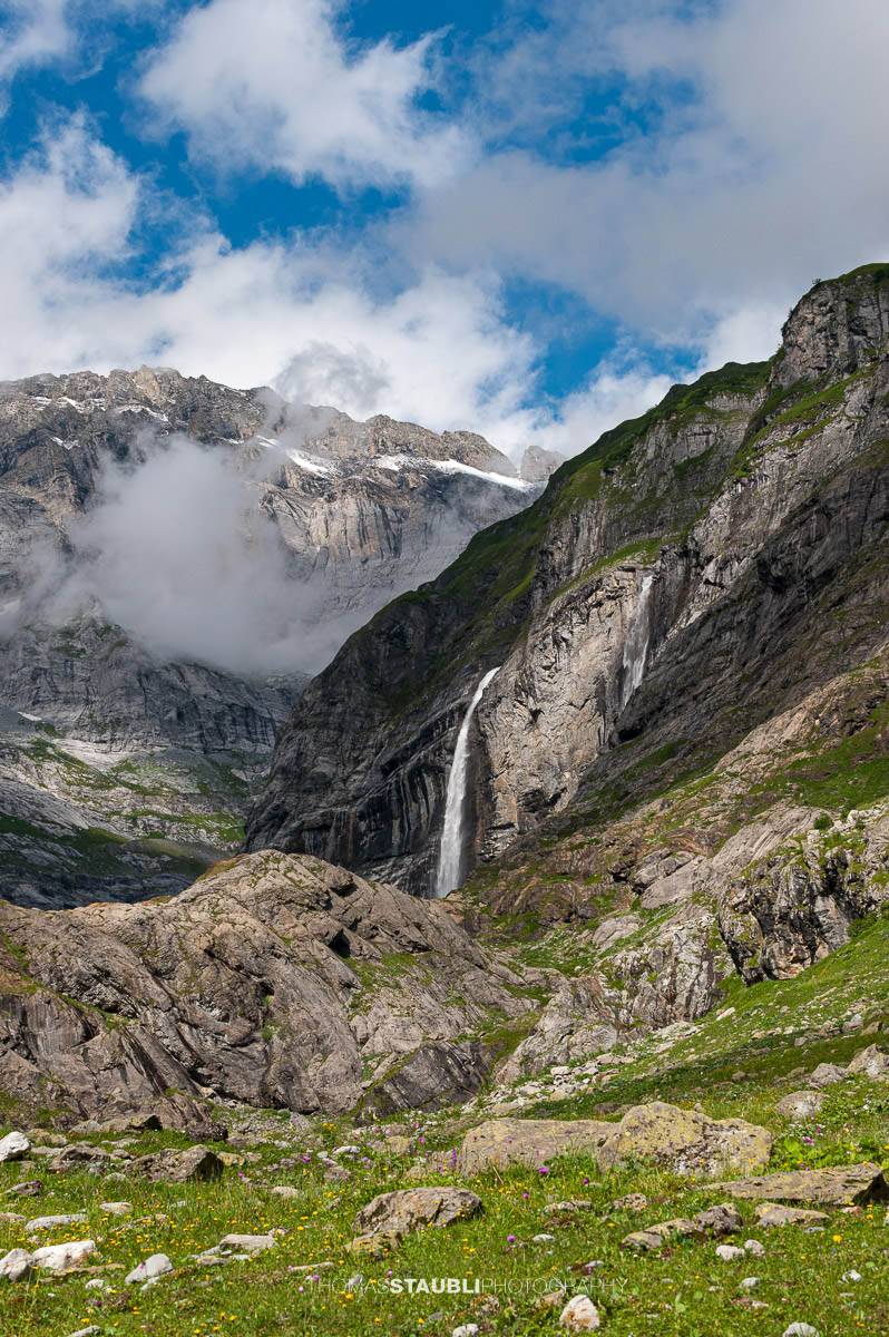 Wasserfälle im Maderanertal vor steilen Felswänden und alpiner Berglandschaft.