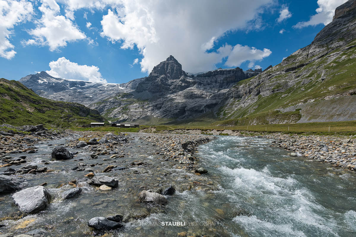 Der Oberstafelbach bei der Alp Chuestäfeli mit dem Vorder Spitzalpelistock und dem Claridenfirn auf Ober Sand im Glarnerland.