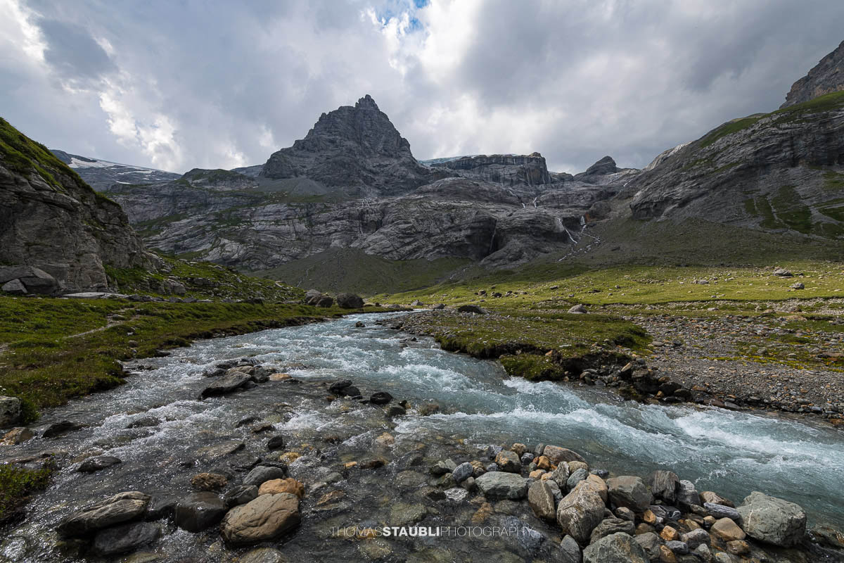 Der Oberstafelbach durchfliesst die Schwemmebene von Ober Sand vor dem Vorder Spitzalpelistock im Kanton Glarus.