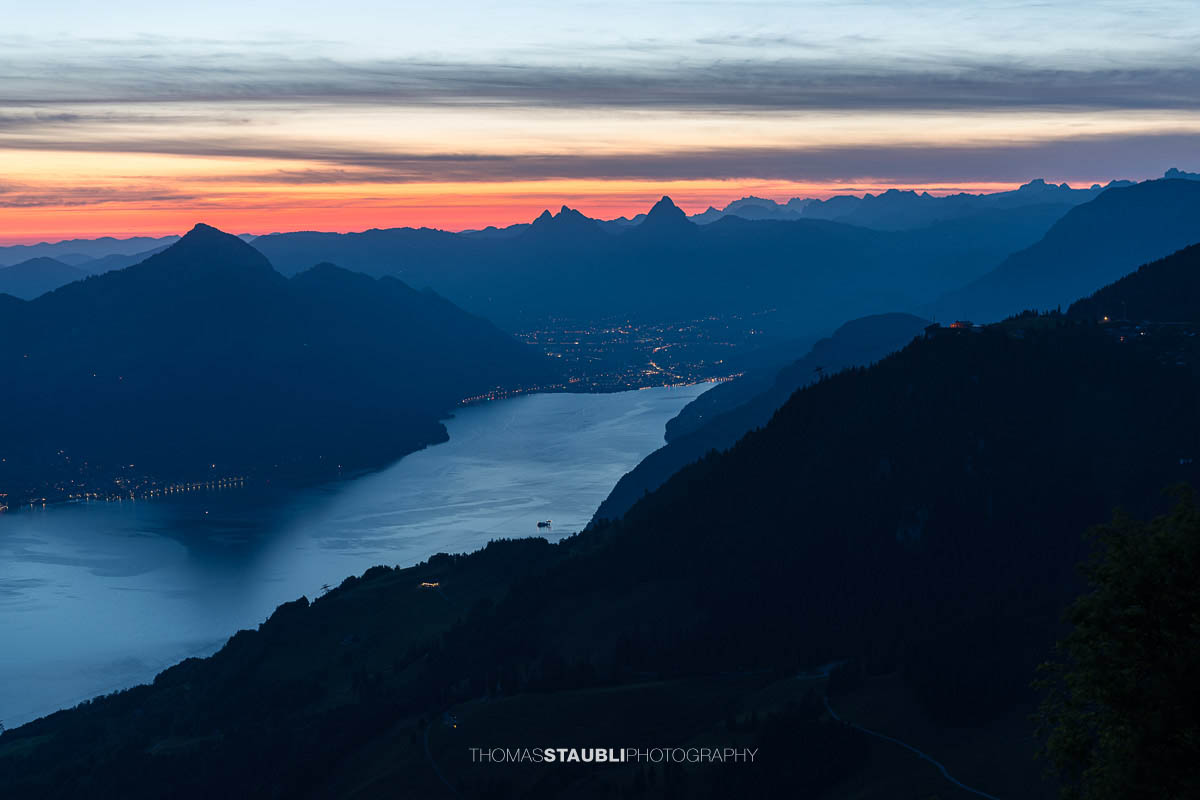 Morgenrot hinter den Mythen mit leuchtendem Morgenhimmel, aufgenommen vom Musenalper Grat in Nidwalden.