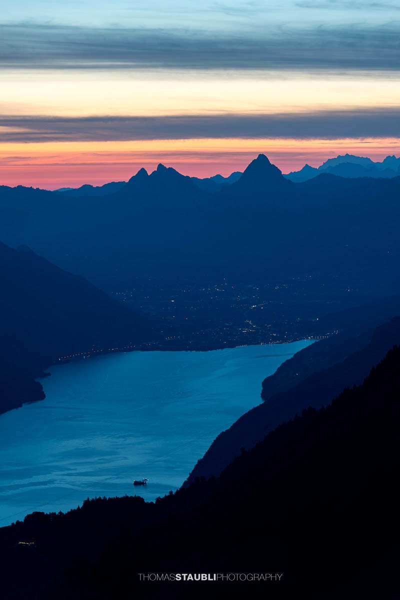 Morgenrot hinter den Mythen mit leuchtendem Morgenhimmel, aufgenommen vom Musenalper Grat in Nidwalden.