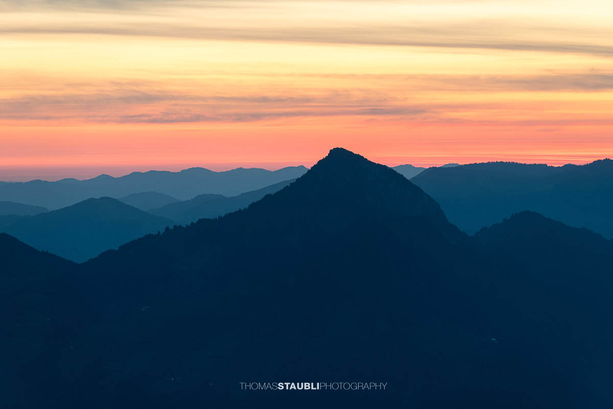 Morgenrot hinter der Rigi Hochflue mit leuchtendem Morgenhimmel, aufgenommen vom Musenalper Grat in Nidwalden.