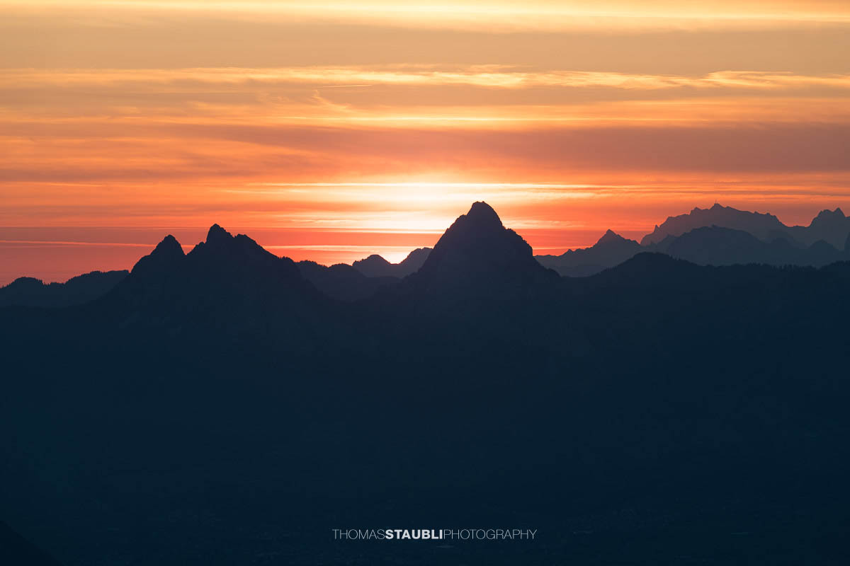 Sonnenaufgang hinter dem Grossen Mythen mit leuchtendem Morgenhimmel, aufgenommen vom Musenalper Grat in Nidwalden.