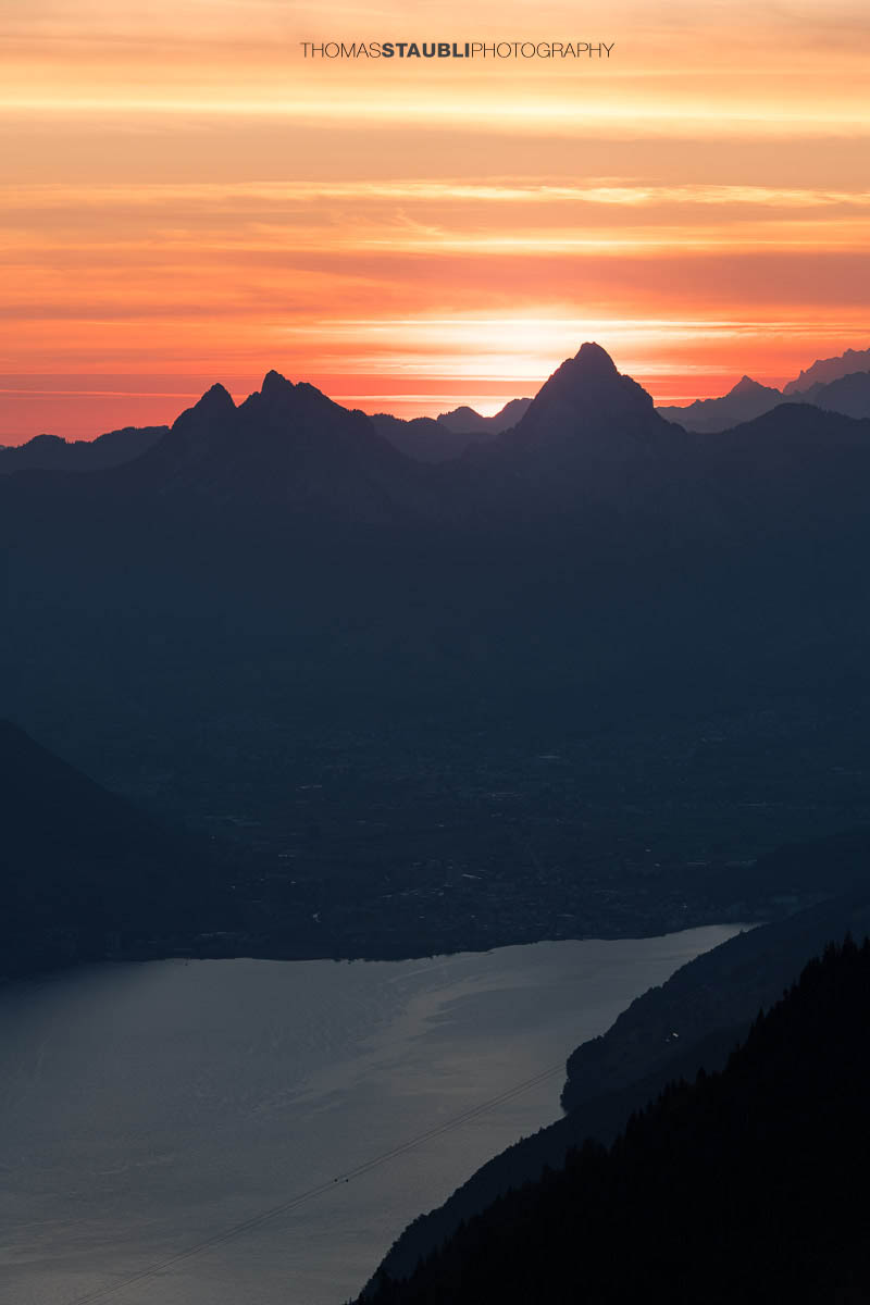 Sonnenaufgang hinter dem Grossen Mythen mit leuchtendem Morgenhimmel, aufgenommen vom Musenalper Grat in Nidwalden.