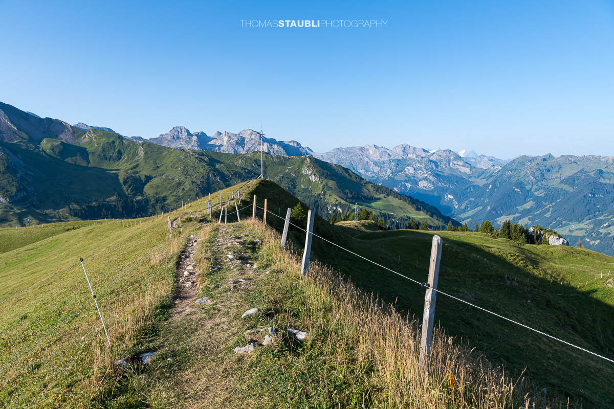 Gratwanderweg auf der Musenalp mit Gipfelkreuz