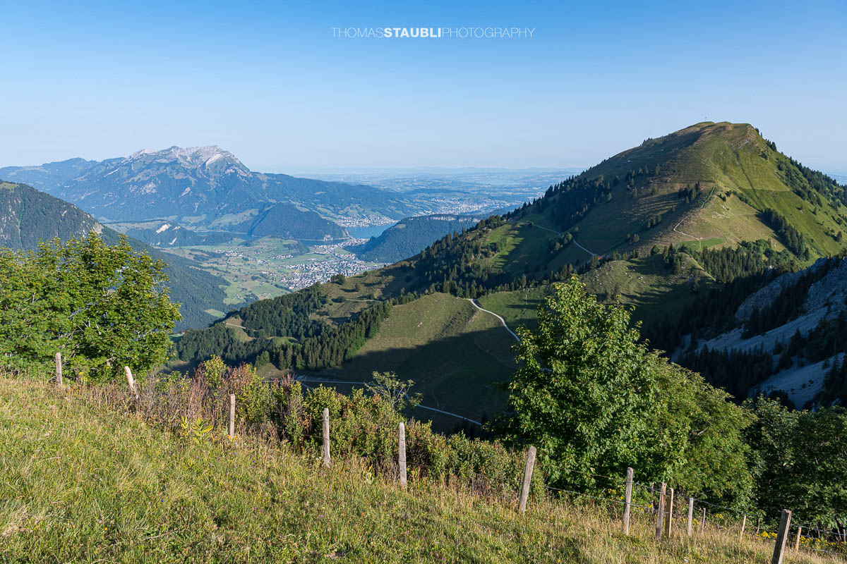 Aussicht vom Musenalper Grat auf den Pilatus und das Buochserhorn mit grünen Alpweiden und der Zentralschweizer Hügellandschaft.