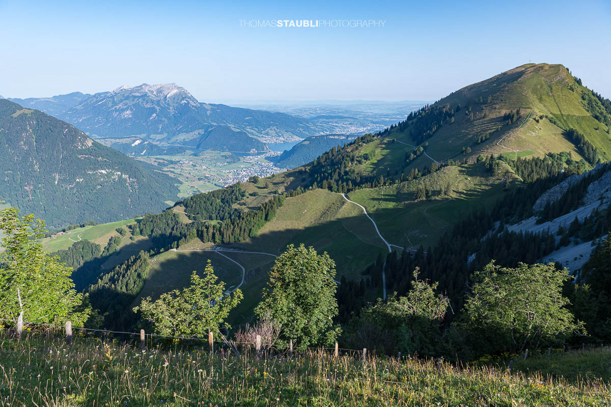 Aussicht vom Musenalper Grat auf den Pilatus und das Buochserhorn mit grünen Alpweiden und der Zentralschweizer Hügellandschaft.