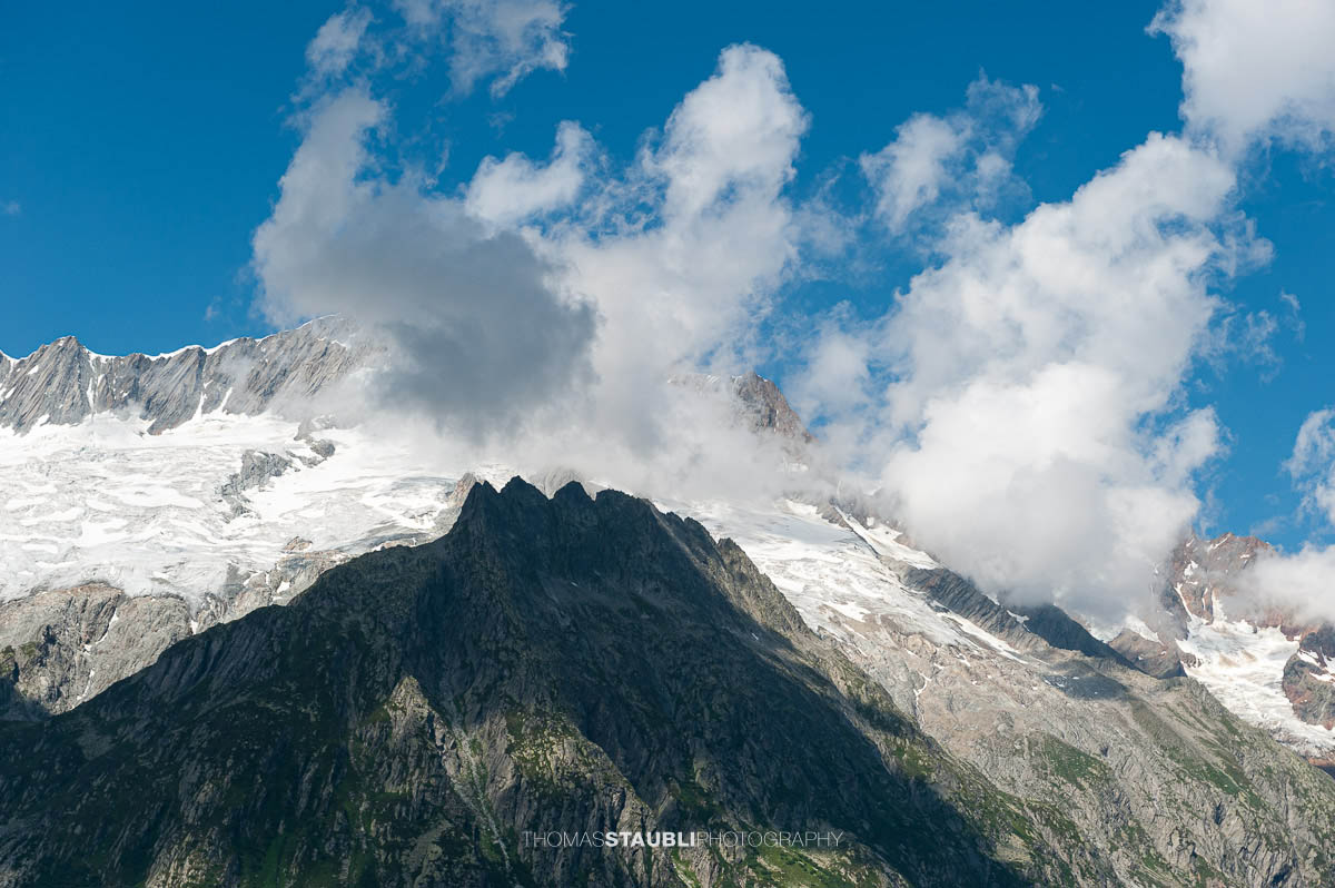 Blauer Himmel und Wolken über dem Dammagletscher und Dammastock.
