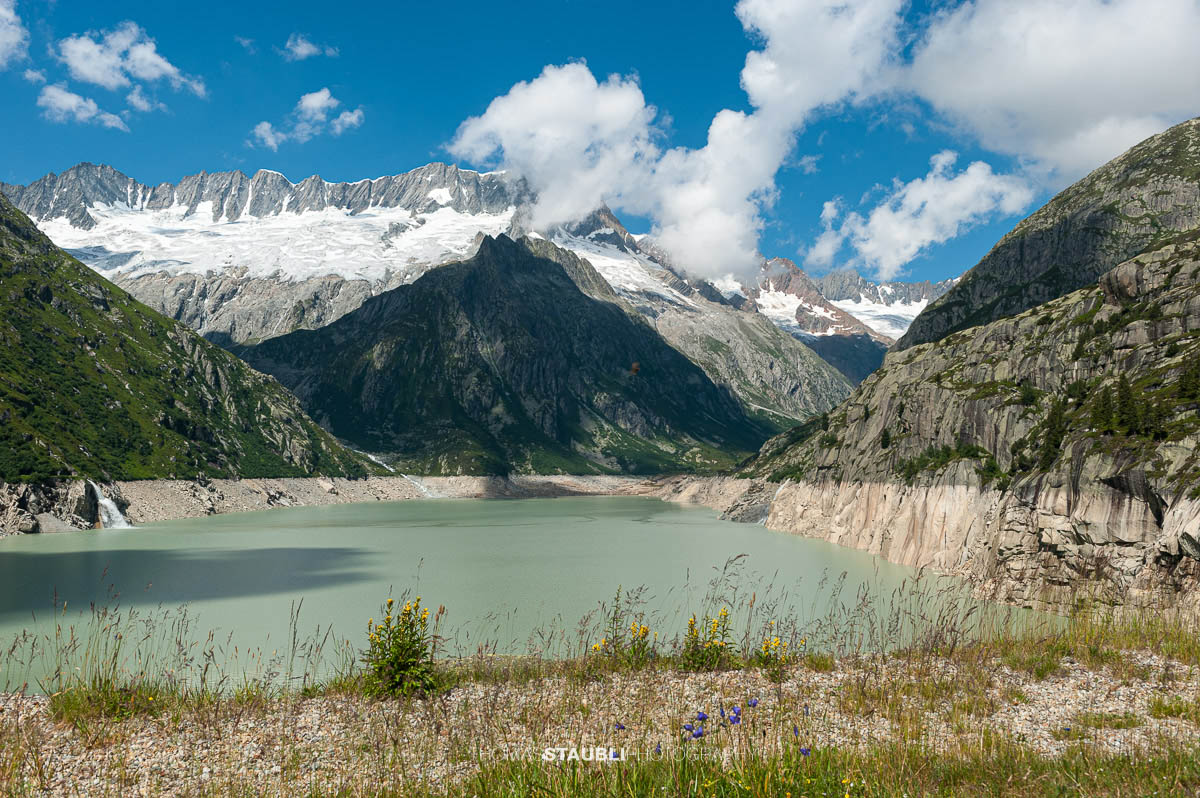 Göscheneralpsee mit Blick auf den Dammagletscher und den Dammastock in den Urner Alpen.