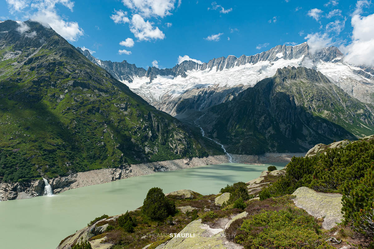 Blick von der Brätschenflue auf den Göscheneralpsee sowie den Dammagletscher im Hintergrund.