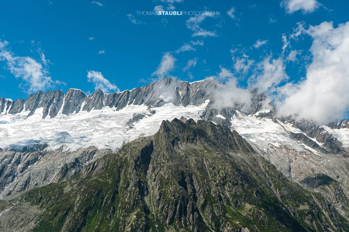 Blauer Himmel und Wolken über dem Dammagletscher und Dammastock.
