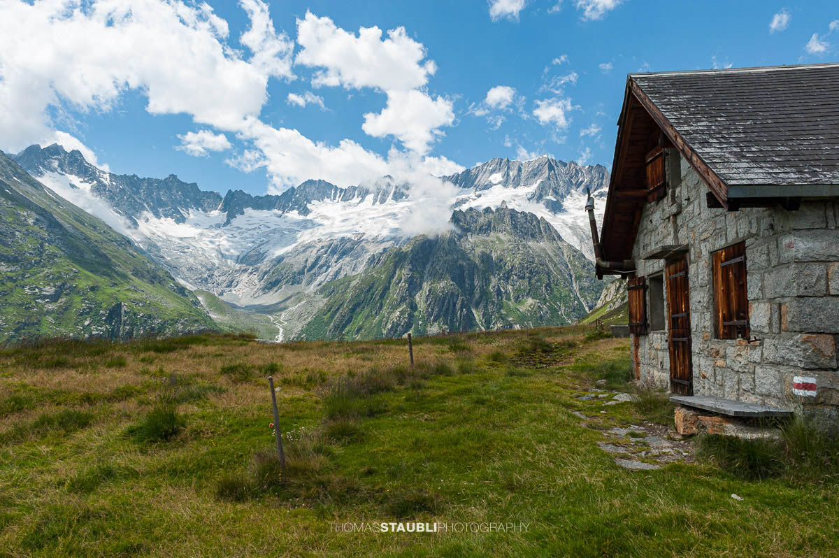Auf dem Berg oberhalb der Göscheneralp mit Dammagletscher und Dammastock in den Wolken.