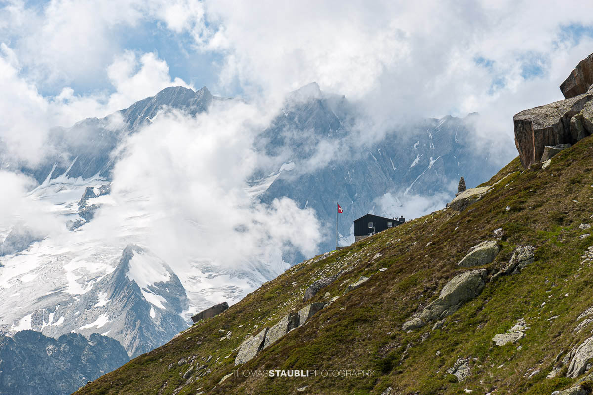 Bergseehütte SAC oberhalb der Göscheneralp mit Dammagletscher und Dammastock in den Wolken.