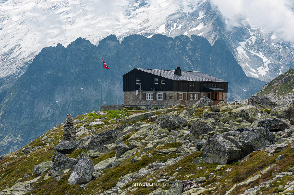 Bergseehütte SAC oberhalb der Göscheneralp mit Dammagletscher.
