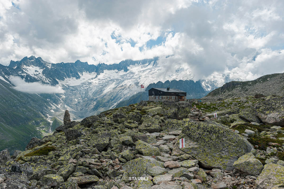 Bergseehütte SAC oberhalb der Göscheneralp mit Dammagletscher und Dammastock in den Wolken.