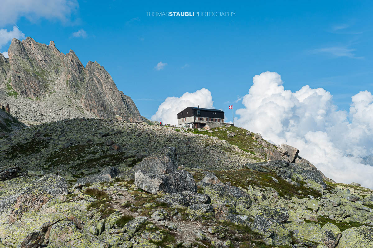 Bergseehütte SAC in der hochalpinen Landschaft der Göscheneralp.