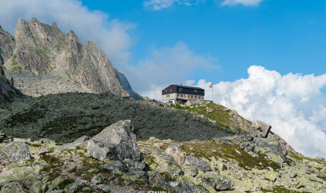 Bergseehütte SAC in der hochalpinen Landschaft der Göscheneralp.