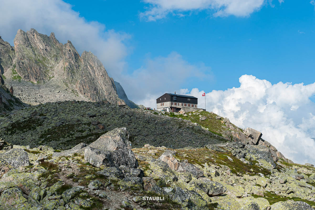 Bergseehütte SAC in der hochalpinen Landschaft der Göscheneralp.