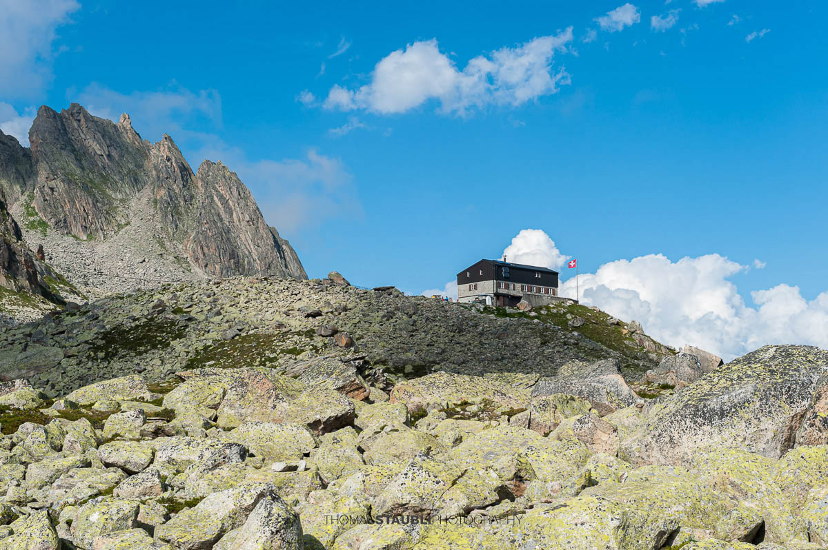 Bergseehütte SAC in der hochalpinen Landschaft der Göscheneralp.