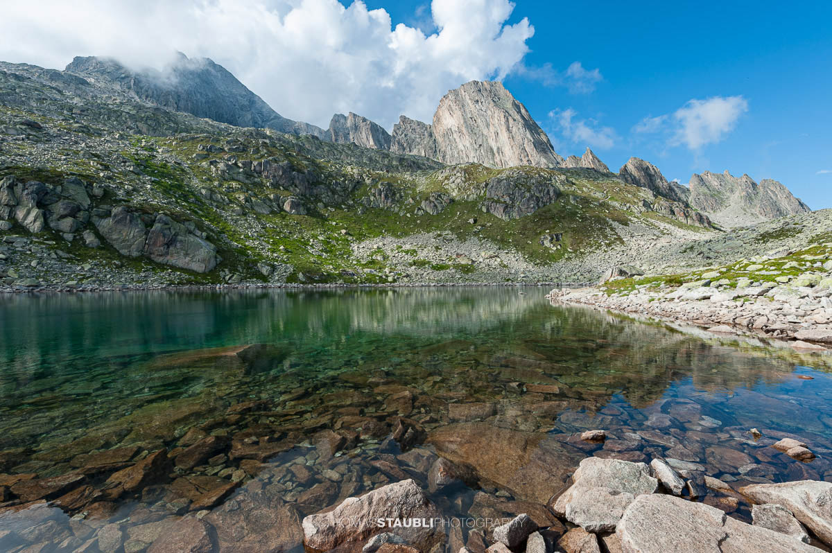 Klarer Bergsee unterhalb der Bergseehütte SAC in der hochalpinen Landschaft der Göscheneralp.