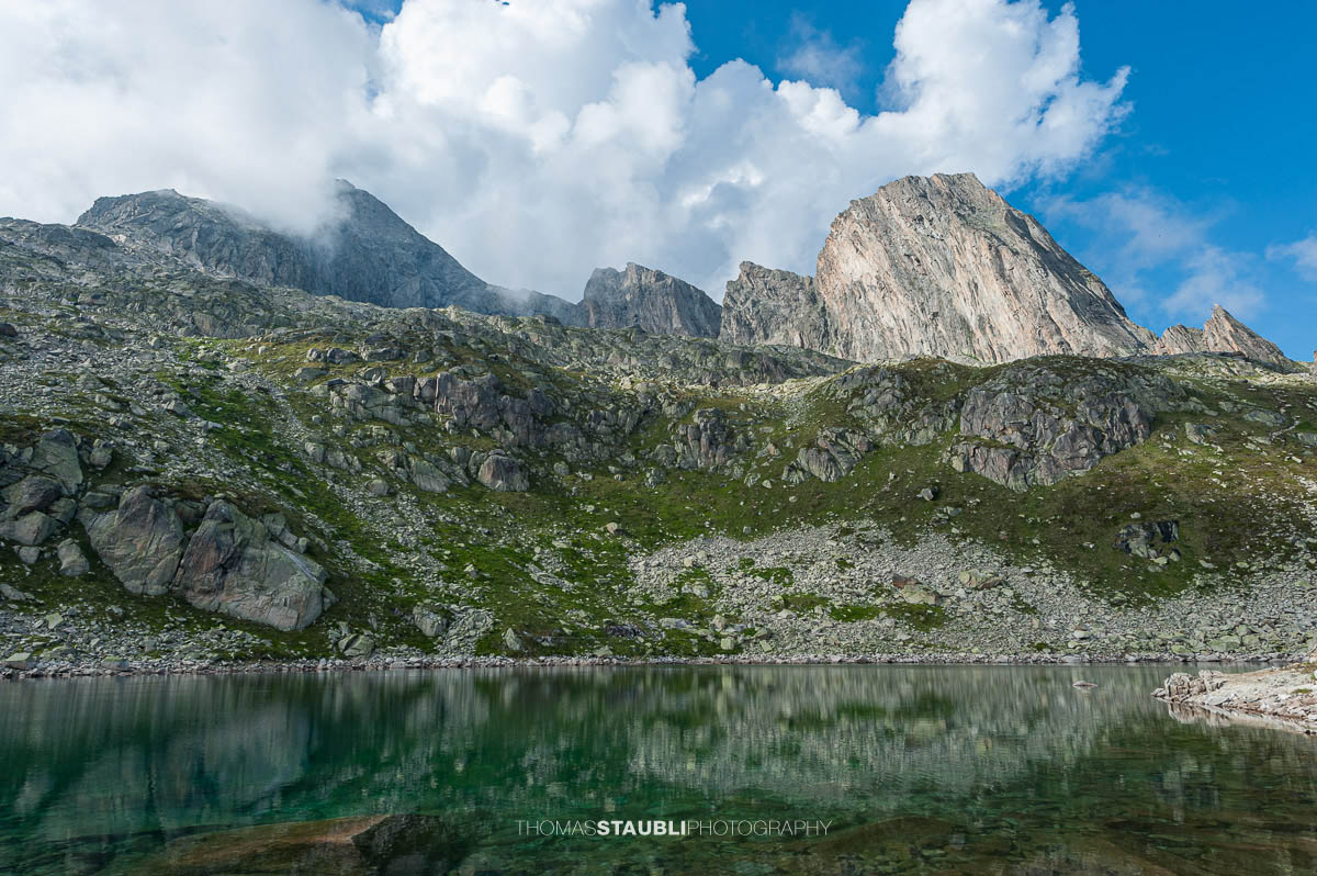 Klarer Bergsee unterhalb der Bergseehütte SAC in der hochalpinen Landschaft der Göscheneralp.