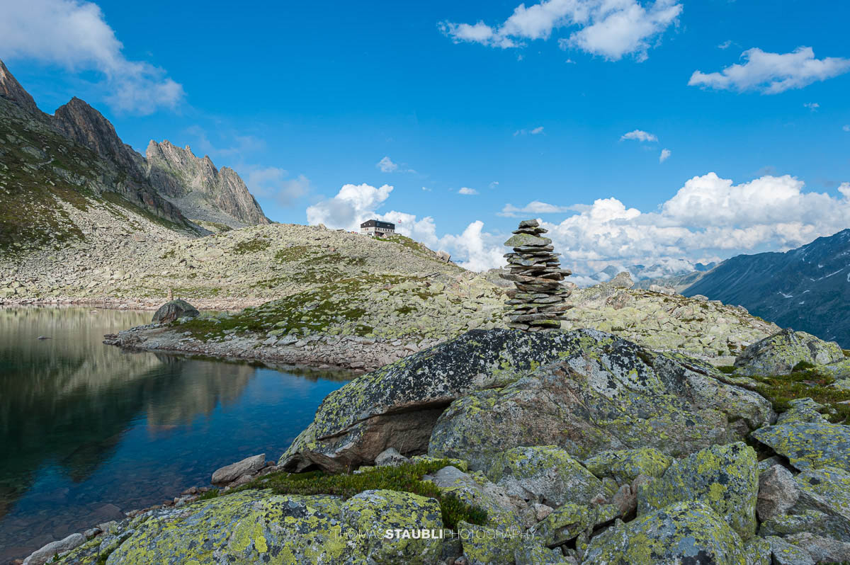 Klarer Bergsee unterhalb der Bergseehütte SAC in der hochalpinen Landschaft der Göscheneralp.