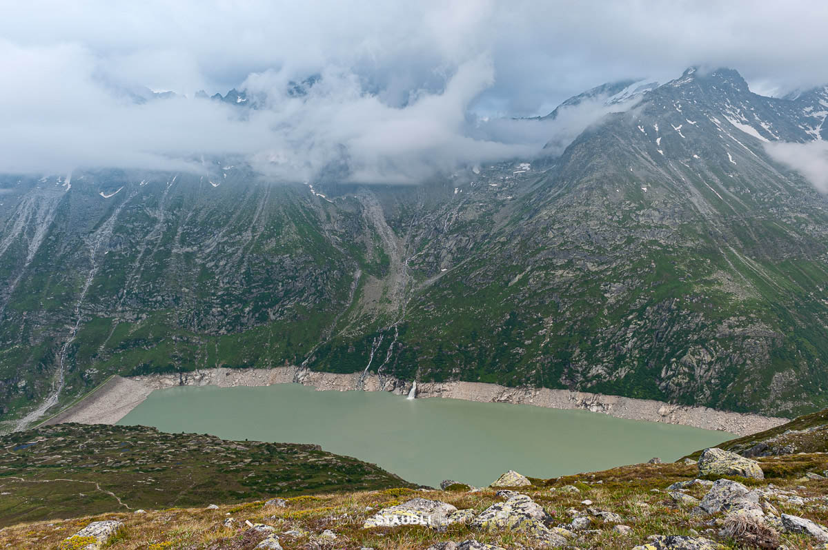 Bewölkter Himmel über dem Göscheneralpsee im Göschenertal.