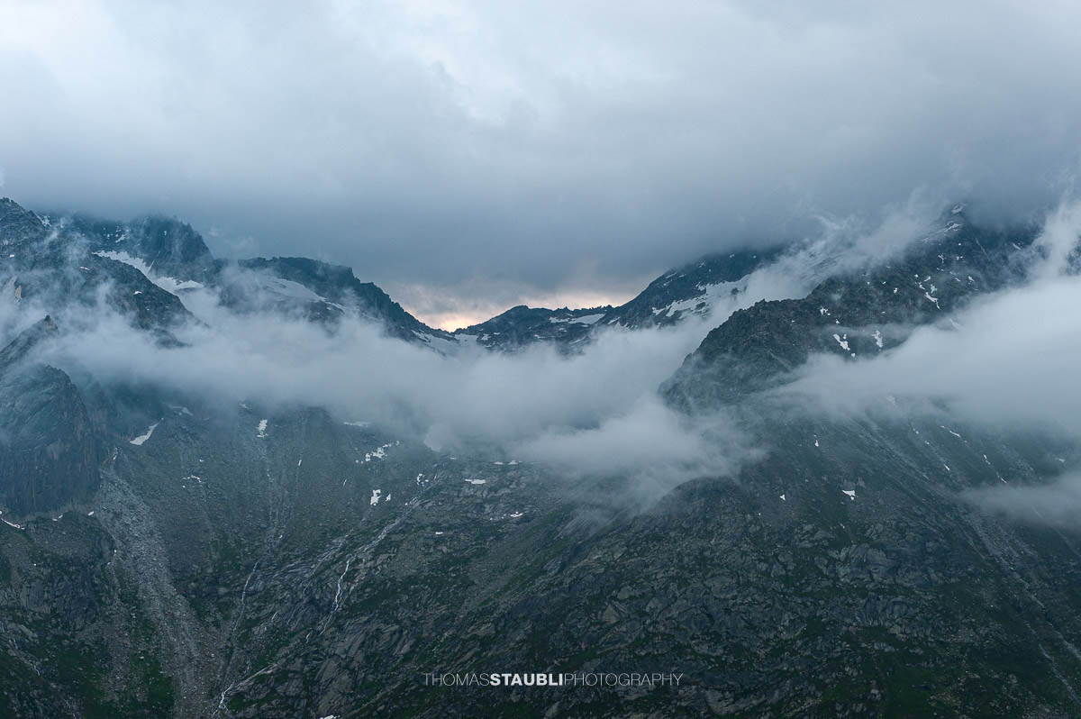 Dichte Wolken über den Älprigenplatten und der Lochberglücke