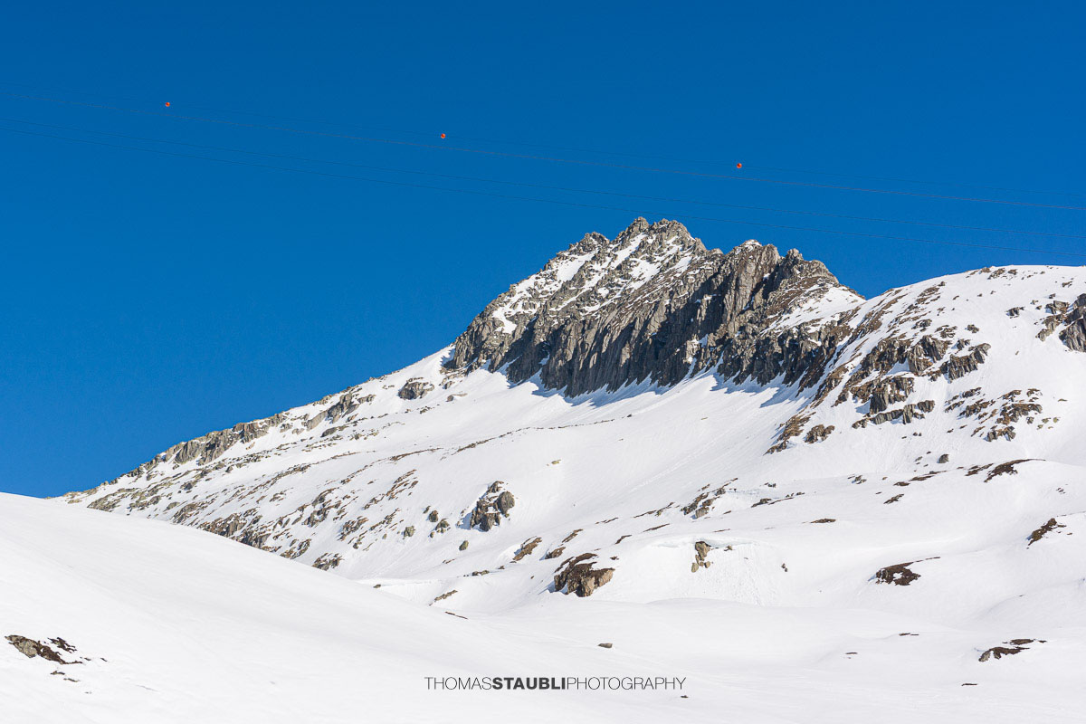 verschneite Landschaft auf dem Oberalppass mit Blick zum Schneehüenderstock.