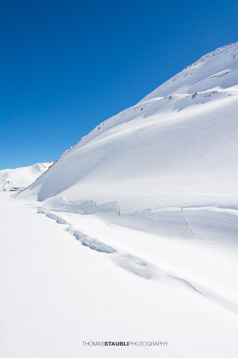 verschneite Landschaft am Oberalpsee