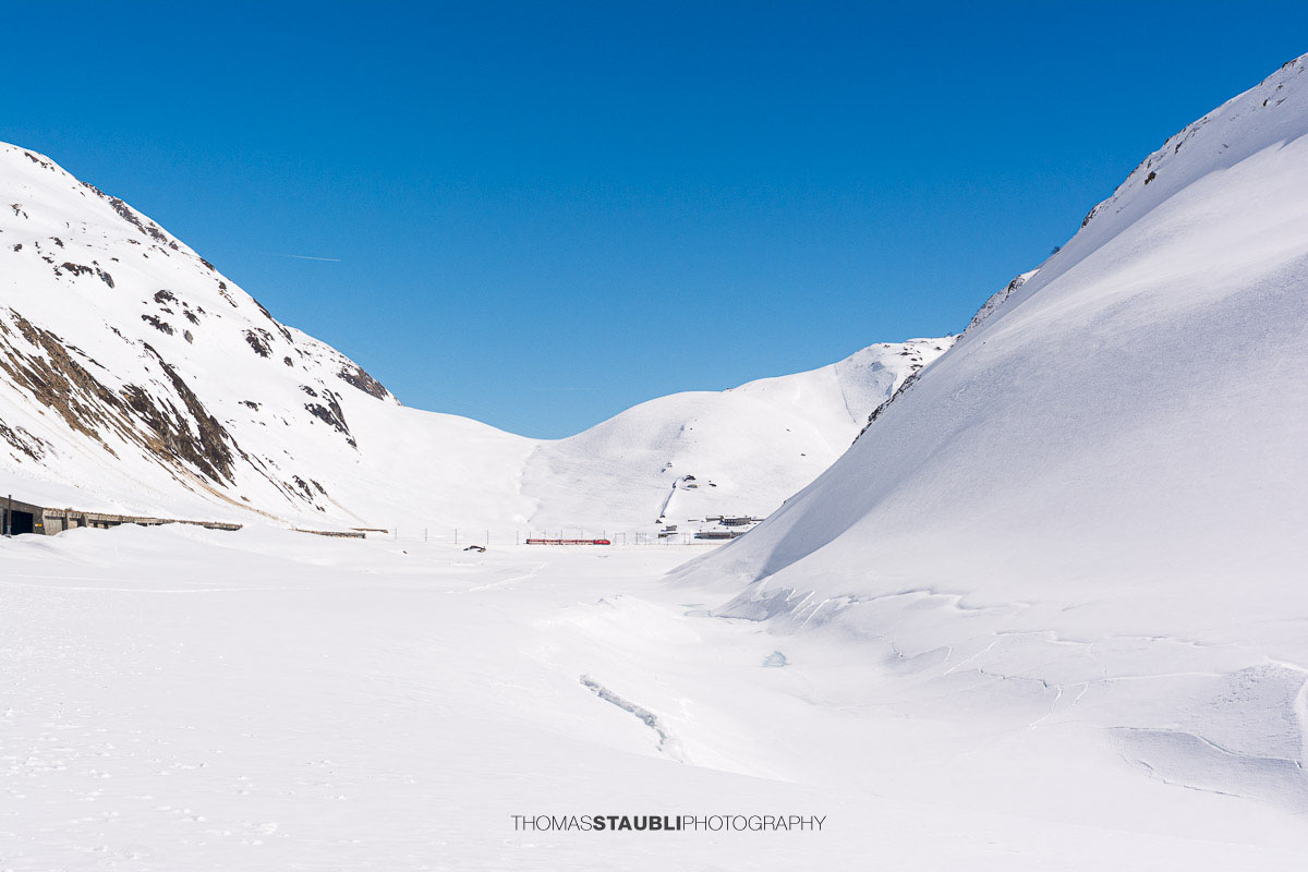 verschneite Landschaft am Oberalpsee