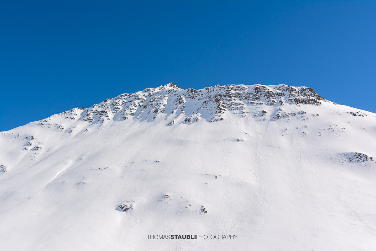 verschneite Berglandschaft am Oberalppass
