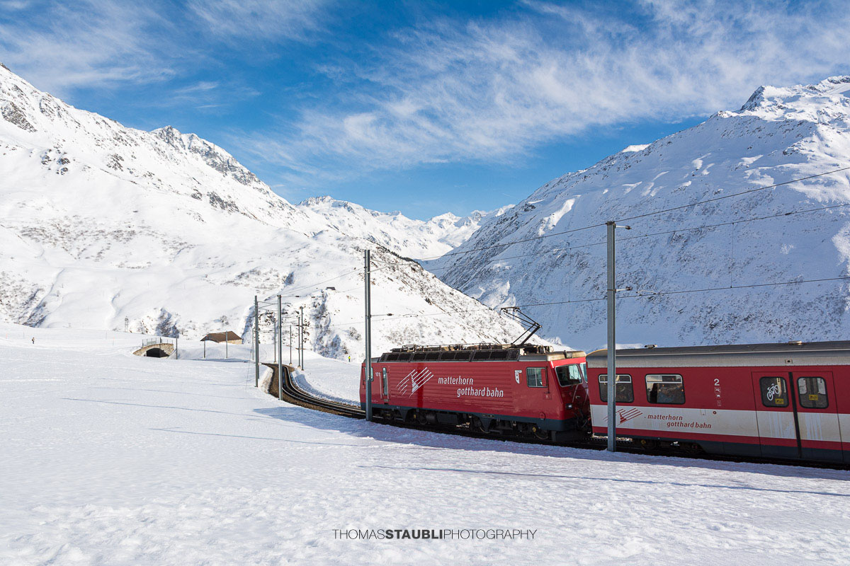 Matterhorn Gotthard Bahn am Oberalppass mit Blick ins verschneite Unteralptal.