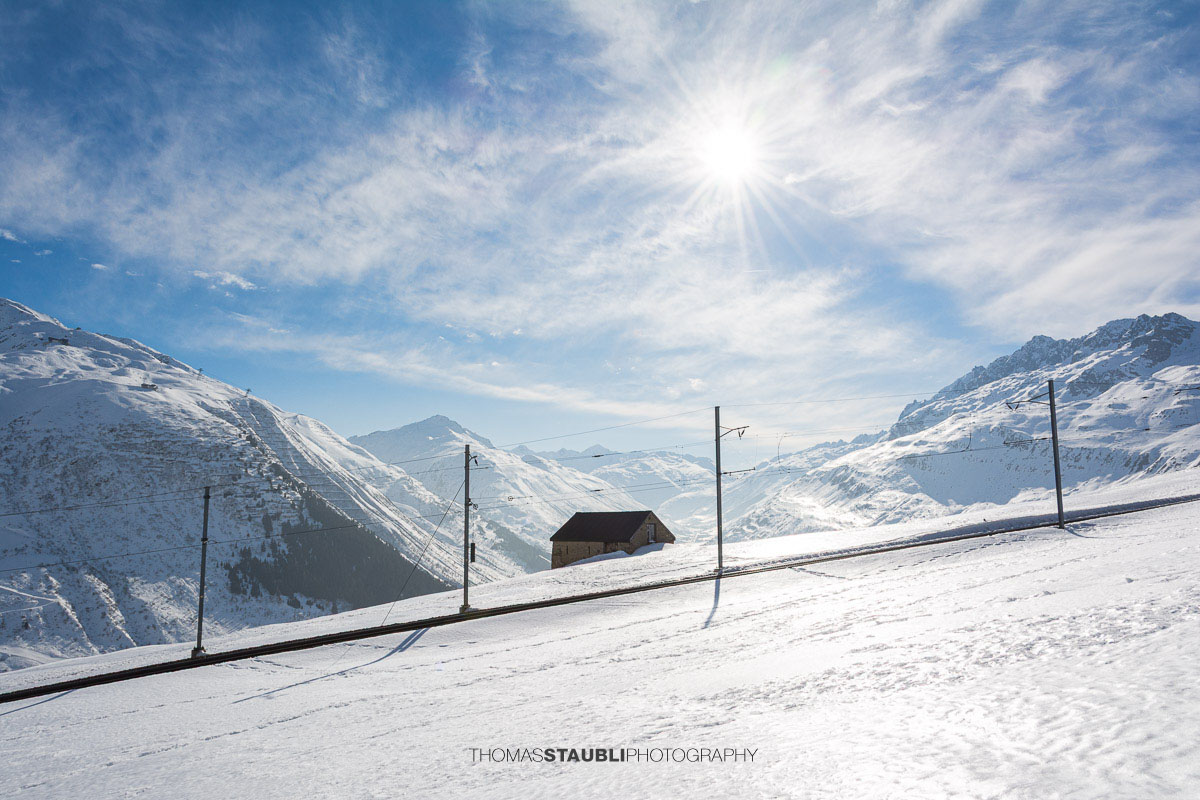Blick über das verschneite und sonnige Urserental